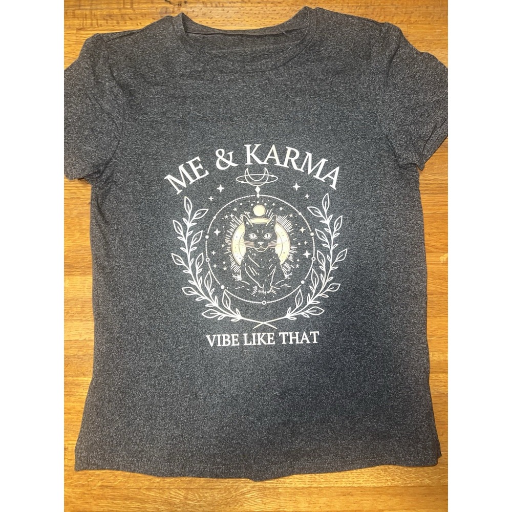 Me And Karma XS Vibe Like That Karma Is A Cat Midnights Swifty Short Sleeve‎ Tee